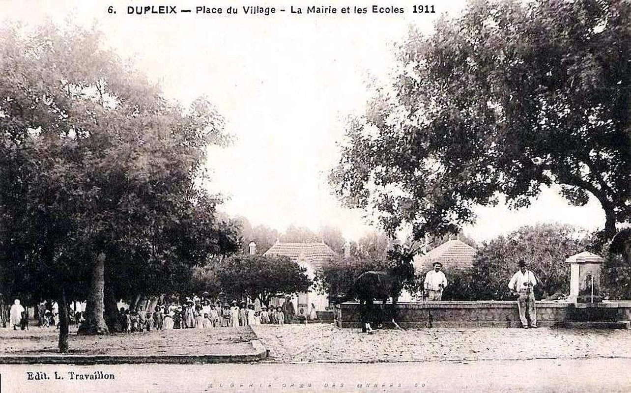 Dupleix - Place du Village - Mairie et Ecoles - 1911.jpg